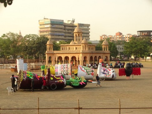 Ravans replica was brought on Tuesday afternoon at Kastoorchand Park in Nagpur