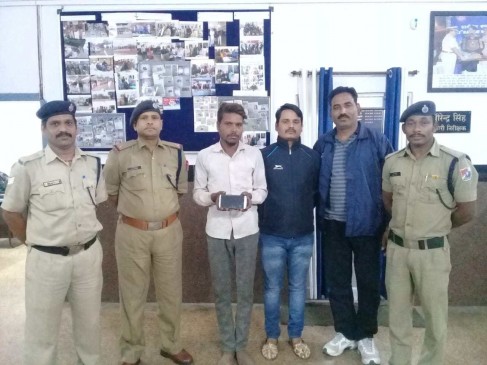 the thief staled the mobile from a moving train and jumped out of the train
