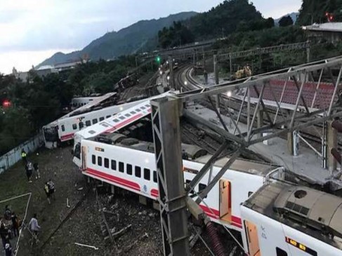 ताइवान में भीषण रेल हादसा, 22 लोगों की मौत, 171 घायल