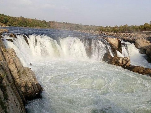 woman came to roam with husband in Dhuandhar fell into river Narmada