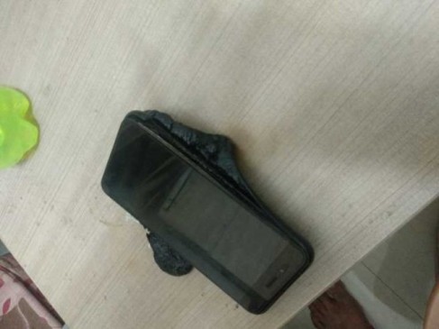 Xiaomi mi A1 explode while charging, user shared picture
