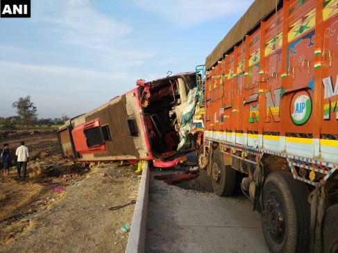 दर्दनाक हादसा: कर्नाटक में बस और ट्रक की भिड़ंत, 6 की मौके पर मौत
