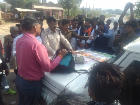 9 lakh rupees and flag-banners seized by the FST 1 in Chitrakoot assembly