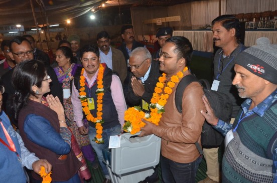Collector Bharadwaj welcomed all the employees with the flowers