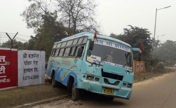 Bus smashes a group of women in Chattarpur, three of them are very serious Bus smashes a group of women in Chattarpur, three of them are very serious