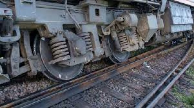 कोयले से लदी मालगाड़ी हुई बेपटरी, 4 घंटे दिल्ली लाइन रही ठप, स्टेशनों पर रोकी गई ट्रेनें