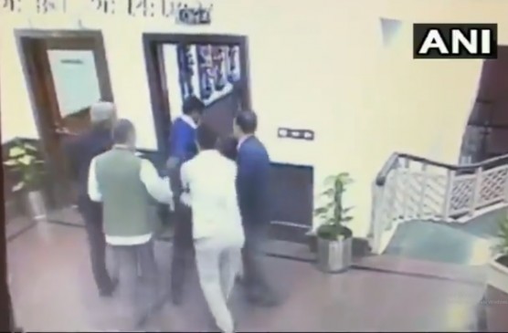 दिल्ली सचिवालय में केजरीवाल पर मिर्च पावडर से हमला, देखें वीडियो