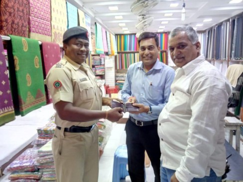 A Traffic police present the example of honesty in orange city
