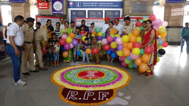 रेलवे पुलिस ने स्टेशन पर मनाई दिवाली, यात्रियों को बांटे गुब्बारे