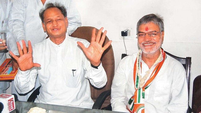 सड़क की कड़क चाय के शौकीन हैं गहलोत, गाड़ी में हमेशा रखते हैं पारले-जी सड़क की कड़क चाय के शौकीन हैं गहलोत, गाड़ी में हमेशा रखते हैं पारले-जी