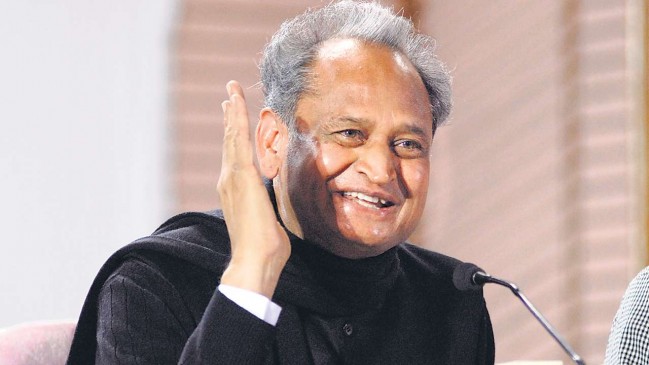 सड़क की कड़क चाय के शौकीन हैं गहलोत, गाड़ी में हमेशा रखते हैं पारले-जी सड़क की कड़क चाय के शौकीन हैं गहलोत, गाड़ी में हमेशा रखते हैं पारले-जी