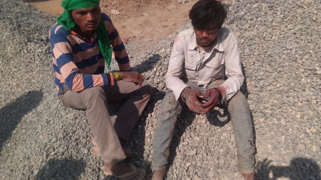 बिल्डिंग गिराने के दौरान जर्जर भवन धराशायी, तीन मजदूर दबे, 1 की मौत बिल्डिंग गिराने के दौरान जर्जर भवन धराशायी, तीन मजदूर दबे, 1 की मौत
