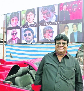 Big B clicks the photo of his old films posters, fans become happy