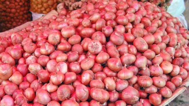 Due to old stock arrival of onions decreased in market committees