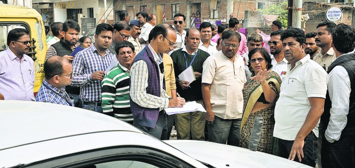 Mayor Nanda Jichhkar is reaching peoples homes under the Mahapur apke dwar