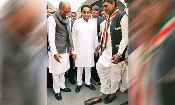 कमलनाथ ने कांग्रेस के इस कार्यकर्ता को पहनाए जूते, 15 साल पहले खाई थी कसम