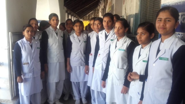 nurse trainee in the district hospital was abused by the family of the patient
