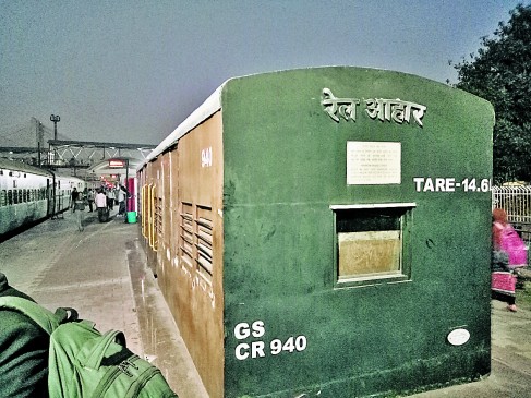 Outdoor vendors arbitrarily taking money, no food in the canteen