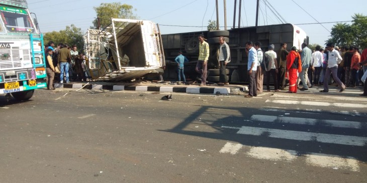 Pick up and bus collide, one died and more than 20 are injured