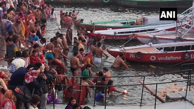 पहले शाही स्नान के साथ हुआ कुंभ का शंखनाद, लाखों श्रद्धालुओं ने लगाई डुबकी पहले शाही स्नान के साथ हुआ कुंभ का शंखनाद, लाखों श्रद्धालुओं ने लगाई डुबकी