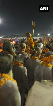 पहले शाही स्नान के साथ हुआ कुंभ का शंखनाद, लाखों श्रद्धालुओं ने लगाई डुबकी पहले शाही स्नान के साथ हुआ कुंभ का शंखनाद, लाखों श्रद्धालुओं ने लगाई डुबकी