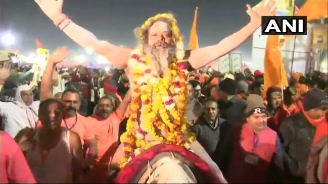पहले शाही स्नान के साथ हुआ कुंभ का शंखनाद, लाखों श्रद्धालुओं ने लगाई डुबकी पहले शाही स्नान के साथ हुआ कुंभ का शंखनाद, लाखों श्रद्धालुओं ने लगाई डुबकी