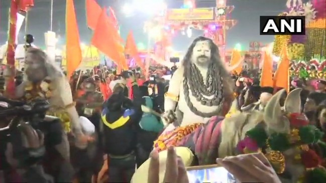 पहले शाही स्नान के साथ हुआ कुंभ का शंखनाद, लाखों श्रद्धालुओं ने लगाई डुबकी पहले शाही स्नान के साथ हुआ कुंभ का शंखनाद, लाखों श्रद्धालुओं ने लगाई डुबकी