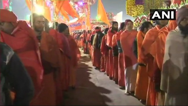 पहले शाही स्नान के साथ हुआ कुंभ का शंखनाद, लाखों श्रद्धालुओं ने लगाई डुबकी पहले शाही स्नान के साथ हुआ कुंभ का शंखनाद, लाखों श्रद्धालुओं ने लगाई डुबकी