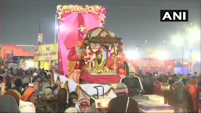 पहले शाही स्नान के साथ हुआ कुंभ का शंखनाद, लाखों श्रद्धालुओं ने लगाई डुबकी पहले शाही स्नान के साथ हुआ कुंभ का शंखनाद, लाखों श्रद्धालुओं ने लगाई डुबकी
