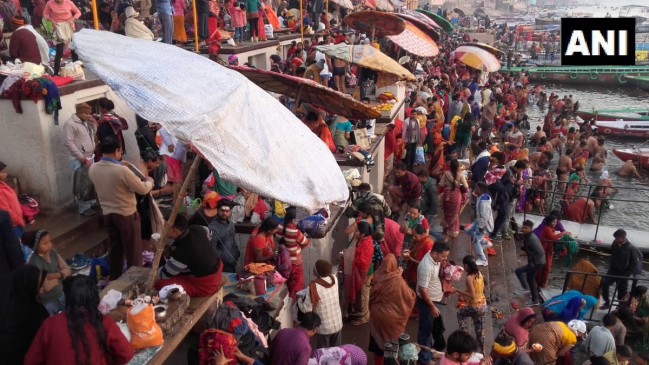 पहले शाही स्नान के साथ हुआ कुंभ का शंखनाद, लाखों श्रद्धालुओं ने लगाई डुबकी पहले शाही स्नान के साथ हुआ कुंभ का शंखनाद, लाखों श्रद्धालुओं ने लगाई डुबकी
