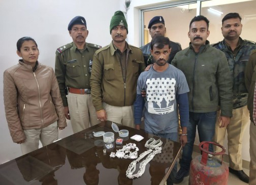 Person arrested who sell vegetable in day and theft in night