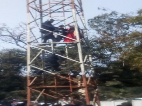 ऊंचे टॉवर पर चढ़ चिल्लाने लगी महिला, दमकलकर्मियों ने बचाया