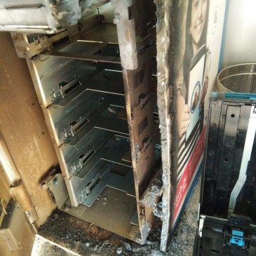 पुलिस पेट्रोलिंग को धता बता ATM काटकर 10 लाख की चपत लगा गए चोर पुलिस पेट्रोलिंग को धता बता ATM काटकर 10 लाख की चपत लगा गए चोर