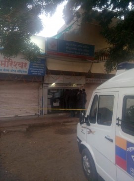 पुलिस पेट्रोलिंग को धता बता ATM काटकर 10 लाख की चपत लगा गए चोर पुलिस पेट्रोलिंग को धता बता ATM काटकर 10 लाख की चपत लगा गए चोर