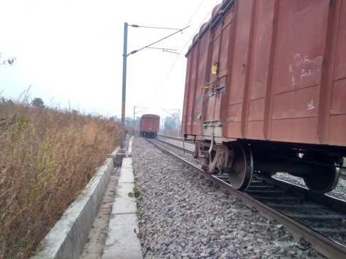 Coupling breaks down of the goods train, down track affected