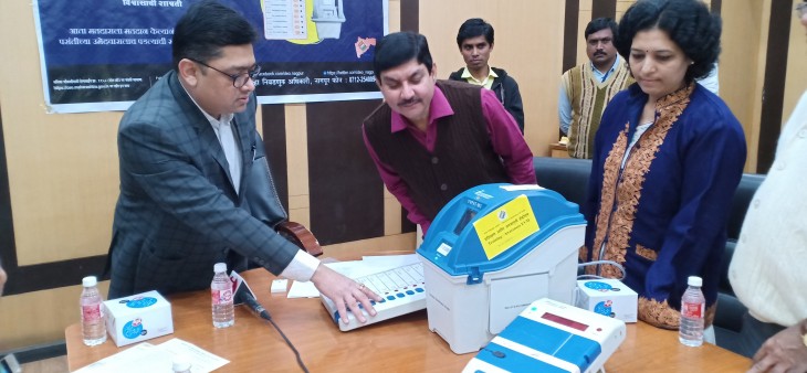 नागपुर कलेक्टर कार्यालय में हुआ वोटिंग मशीनों का डेमो, 591 खराब कंपनी को लौटाईं 