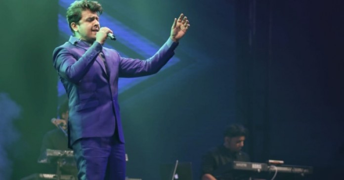 Sonu sang song Has mat pagli pyar ho jaiga in live concert Sonu sang song Has mat pagli pyar ho jaiga in live concert