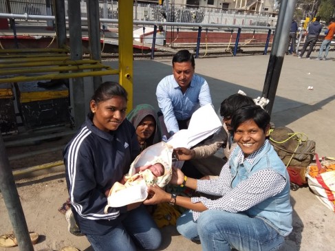 नागपुर रेलवे स्टेशन के प्लेटफार्म पर महिला ने दिया बच्चे को जन्म