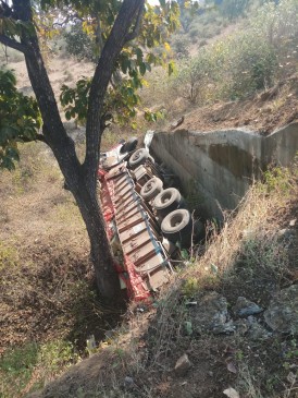 Uncontrolled truck fall under bridge, driver died, two injured