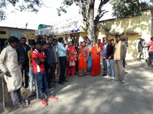 Wecoli worker are angry due to non availability of water and electricity