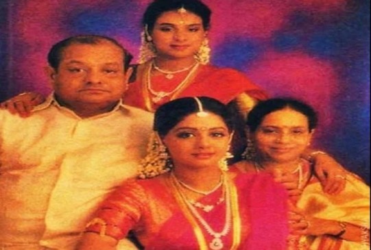 बॉलीवुड अभिनेत्री श्रीदेवी का बचपन से आखिर तक का सफर बॉलीवुड अभिनेत्री श्रीदेवी का बचपन से आखिर तक का सफर