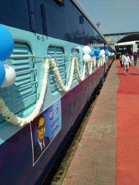 नागपुर स्टेशन से सफेद- नीले गुब्बारों से सज-धज कर निकली समानता एक्सप्रेस