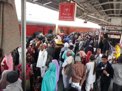 स्पेशल ट्रेनों पर ब्रेक, रूटीन ट्रेनों में बेतहाशा भीड़, प्रयागराज कुंभ जाने वाले यात्रियों को हो रही परेशानी