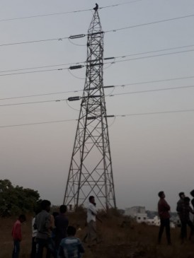 A Mentally disordered youth climbed on the high voltage tower