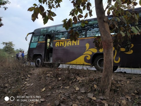 Fast speed bike collides with bus near chandrapur, two youth died