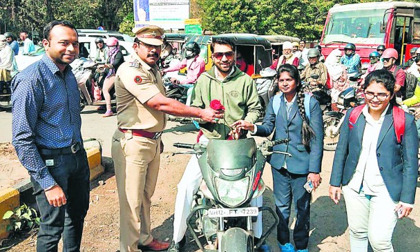 Lessons taught by police with giving roses to students without helmets