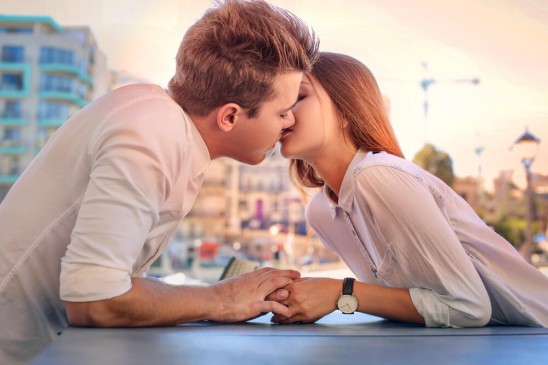 Kiss Day 2019: वैलेंटाइन का वो दिन जब होठों से होता है प्यार का इजहार Kiss Day 2019: वैलेंटाइन का वो दिन जब होठों से होता है प्यार का इजहार