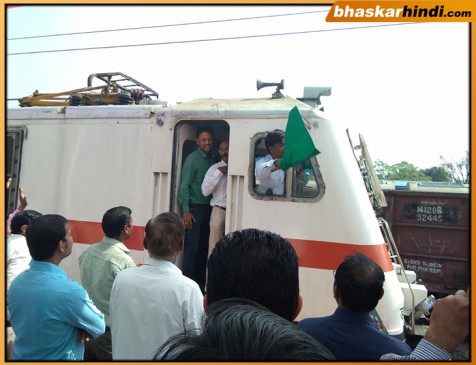 वीडियो लिंक के माध्यम से प्रधानमंत्री ने दिखाई हरी झंडी,अजनी से पुणे के लिए रवाना हुई हमसफर एक्सप्रेस
