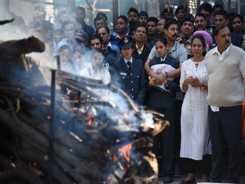 एमआई-17 क्रैश: शहीद पायलट सिद्धार्थ को स्क्वॉड्रन लीडर पत्नी ने दी अंतिम विदाई एमआई-17 क्रैश: शहीद पायलट सिद्धार्थ को स्क्वॉड्रन लीडर पत्नी ने दी अंतिम विदाई