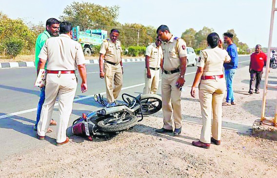 Four miscreants robbed Rs 24 lakh from a youth by showing a knife